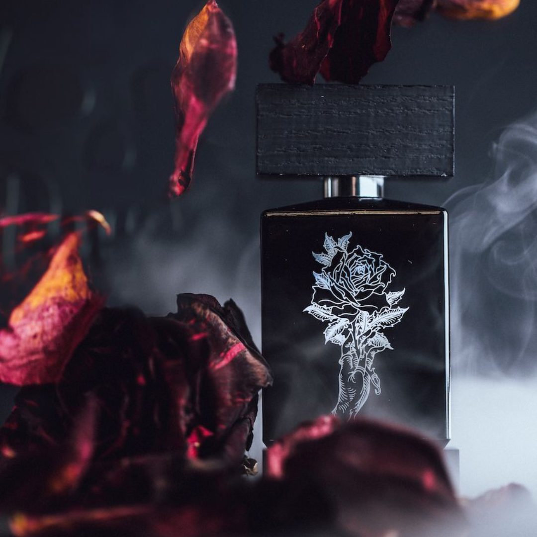 BeauFort London Acrasia Eau de Parfum stilvolle Duftpräsentation mit roten Blütenblättern erhältlich bei scentamor