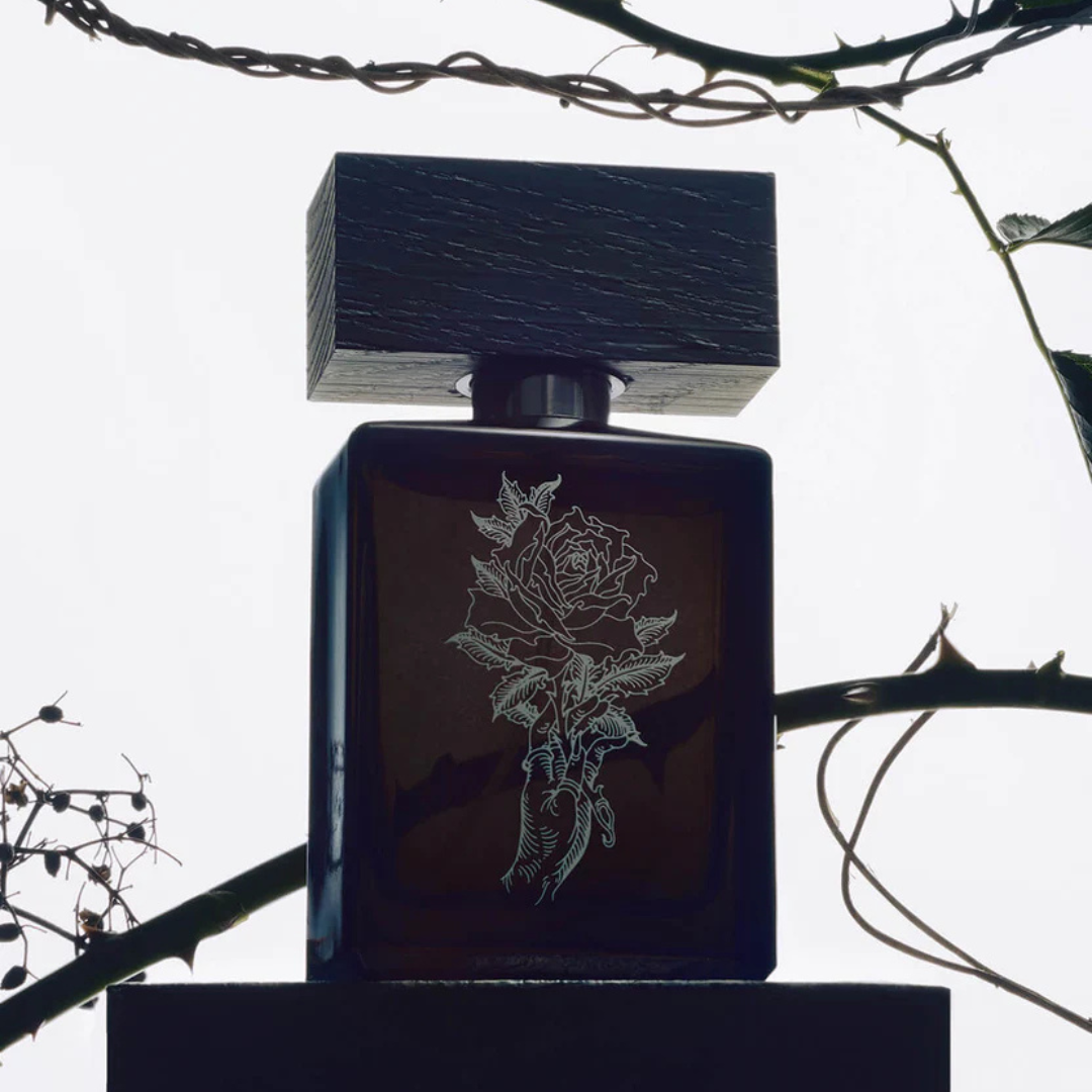 BeauFort London Acrasia Eau de Parfum dunkler Flakon mit floralem Design kunstvoll inszeniert, erhältlich bei scentamor