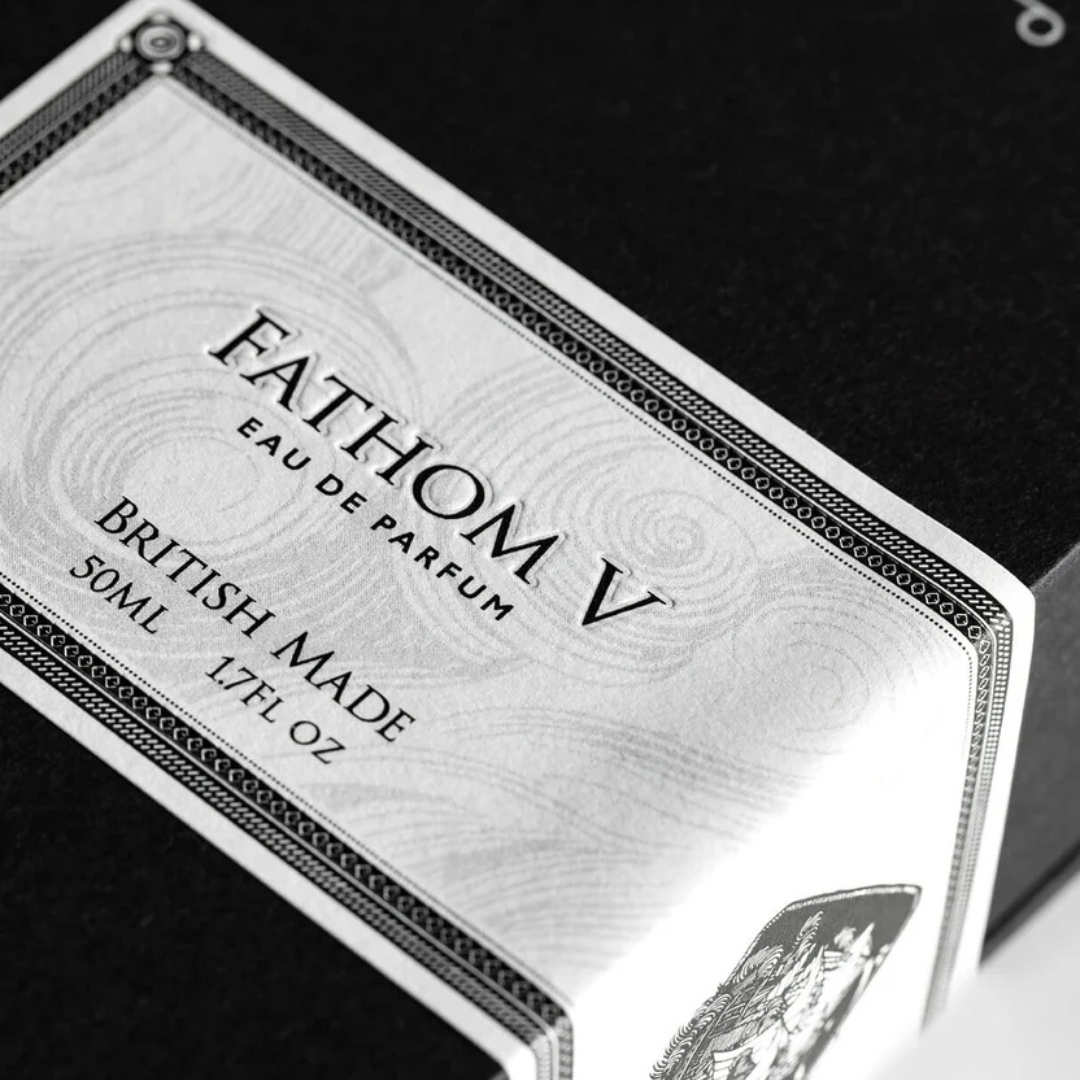 Detail des Etiketts von BeauFort London Fathom V Eau de Parfum, britischer Nischenduft in hochwertiger Verpackung, erhältlich bei scent amor