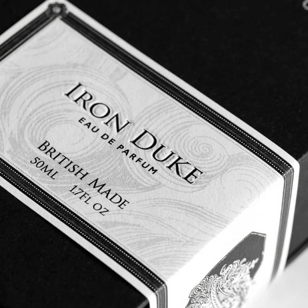 Detailaufnahme des Etiketts von BeauFort London Iron Duke Eau de Parfum, britischer Duft, erhältlich bei scent amor