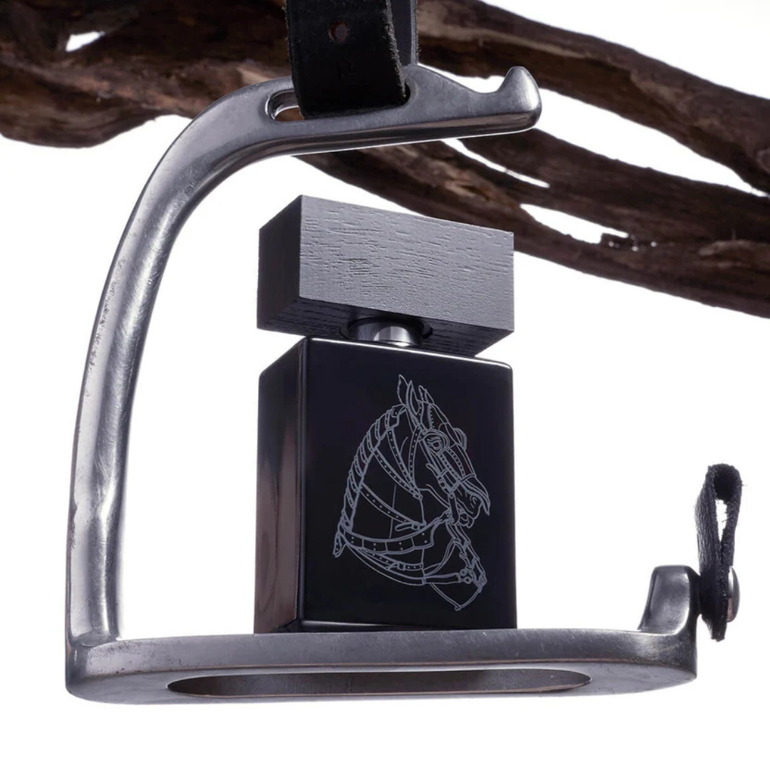 BeauFort London Iron Duke Eau de Parfum, künstlerisch inszenierter Flakon im Steigbügel, edler britischer Duft, erhältlich bei scent amor