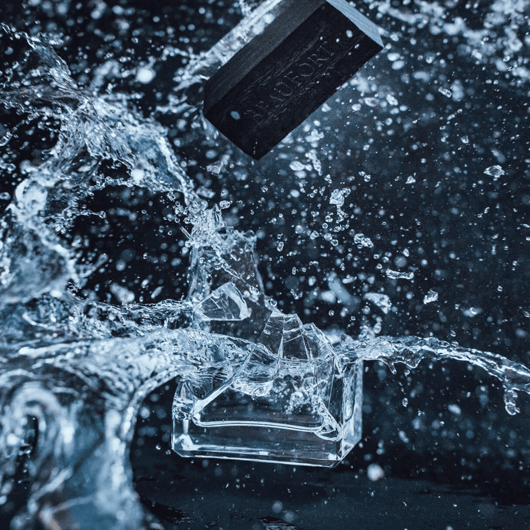 BeauFort London Pyroclasm Eau de Parfum – aufgeplatzter Flakon als künstlerisches Symbol von Explosion und Kraft – dramatischer Duft bei scent amor