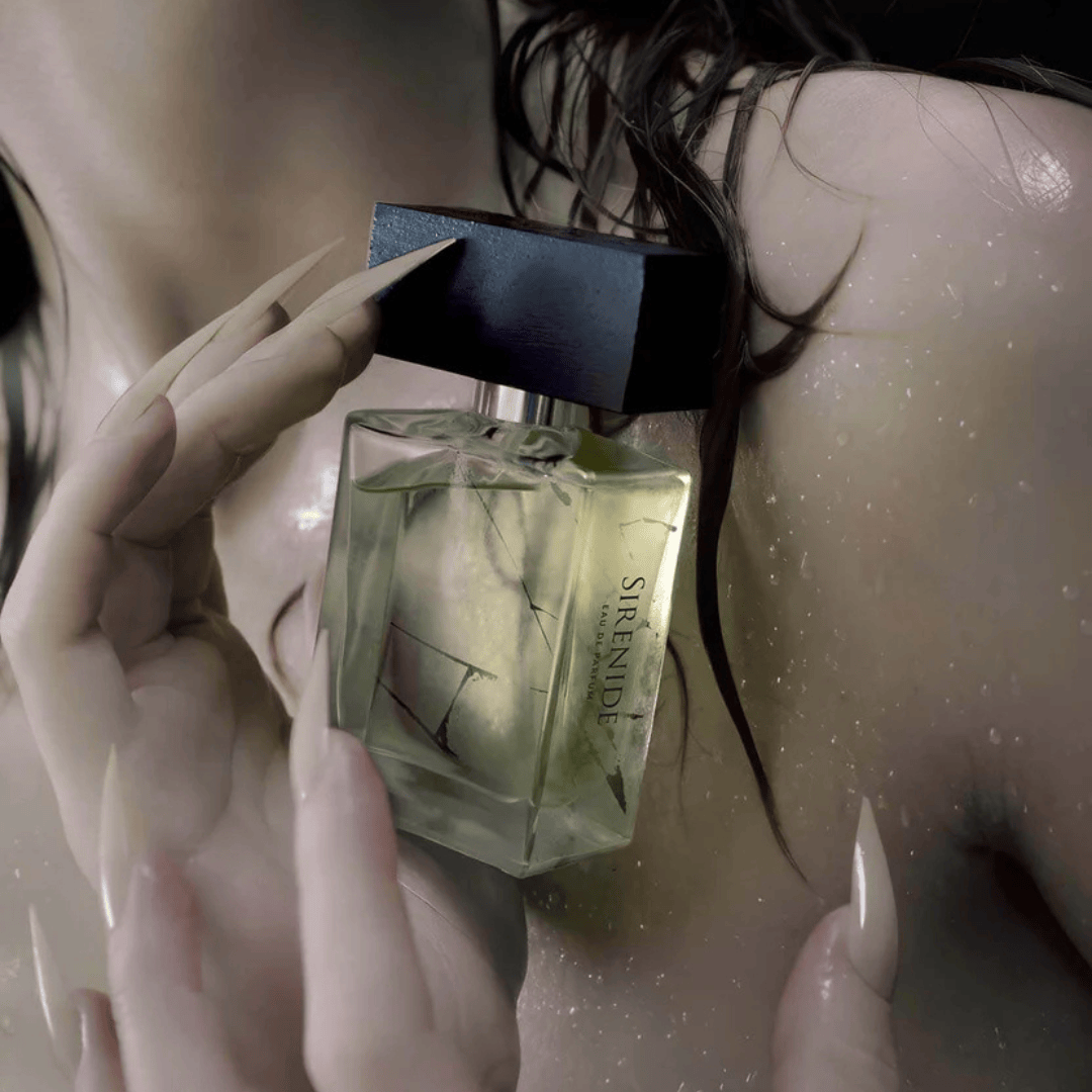 BeauFort London SIRENIDE Eau de Parfum, nackte Dame hält Flakon, luxuriöser Duft erhältlich bei scentamor