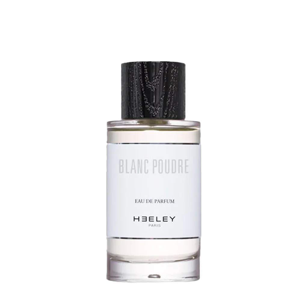 Blanc Poudre Eau de Parfum von Heeley, in einem klaren, zylindrischen Flakon mit schwarzem Verschluss.