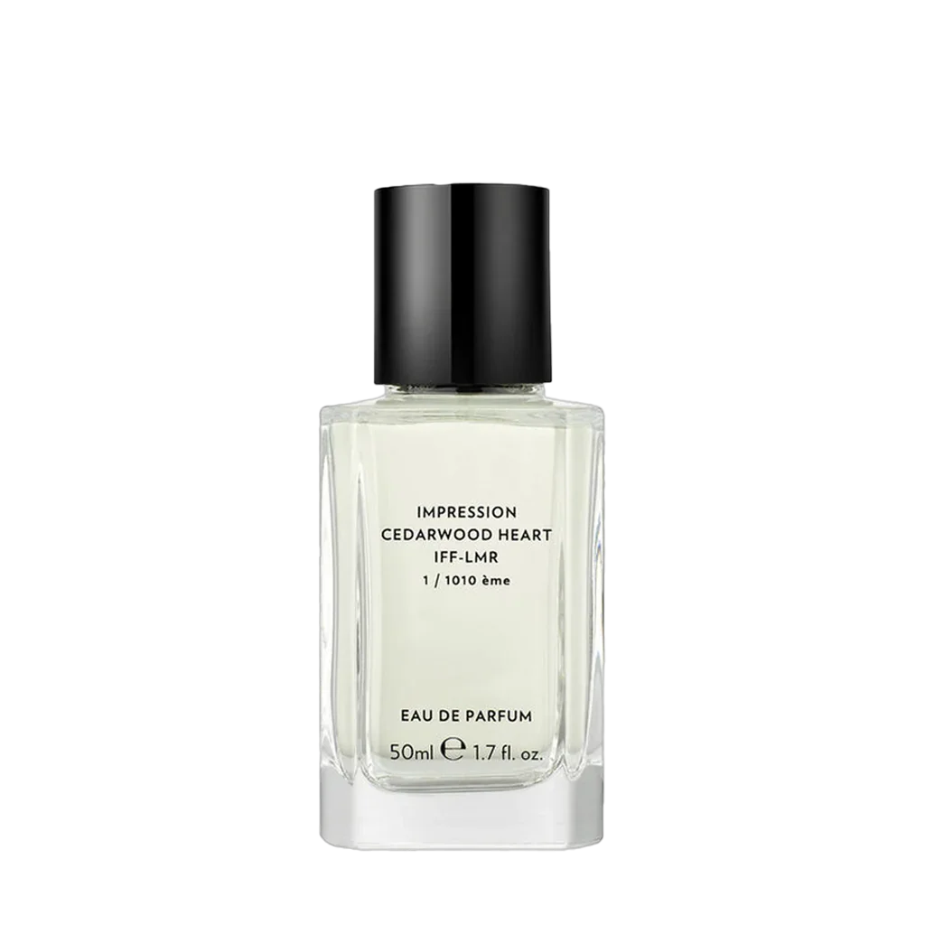 Parfümflasche "Cedarwood Heart" von Ostens mit schwarzem Verschluss und transparentem Glas, 50ml Etikett sichtbar.