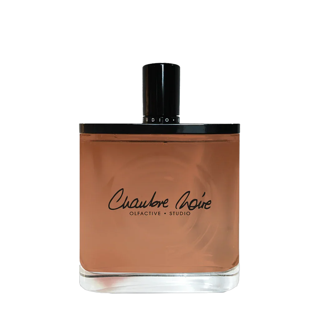 Das Produkt "Chambre Noir" von Olfactive Studio zeigt einen rechteckigen Parfümflakon aus Glas mit schwarzem Deckel.