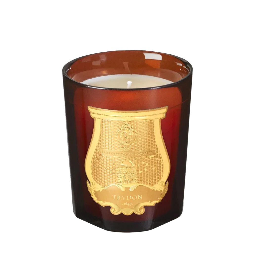Braune Duftkerze im Glas mit goldenem Emblem vorne, Produktname "CIRE - Duftkerze", Anbieter "Trudon".