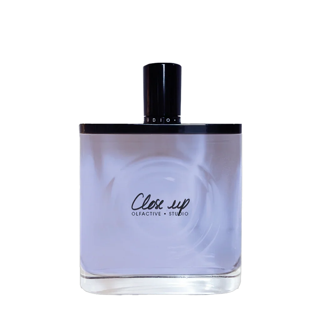 Parfümflakon mit schwarzem Verschluss, "Close Up" von Olfactive Studio, klares Glas mit schlichter Beschriftung.