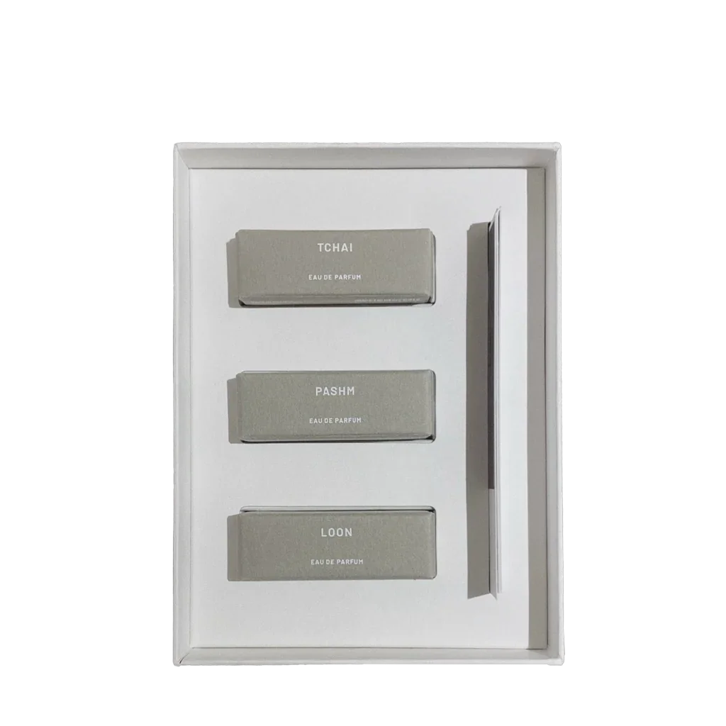 Drei rechteckige Parfümfläschchen in einer weißen Box, aufgeteilt in Tchai, Pashm und Loon. Produkt: Treasures Collection - Discovery Set, Anbieter: hima jomo.