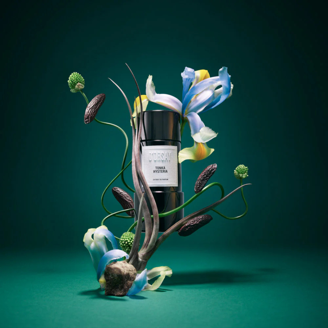 D'Orsay Tonka Hysteria Extrait de Parfum – Flakon künstlerisch in Blumen und Ästen inszeniert – luxuriöser Nischenduft bei scent amor