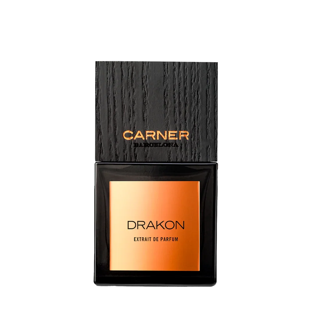 Parfümflakon "Drakon" von Carner Barcelona mit schwarzer Holztextur-Kappe und einem orangefarbenen Etikett.