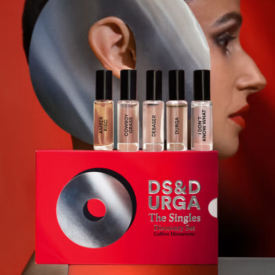 D.S. & Durga The Singles Discovery Set Eau de Parfum, Duftkollektion mit fünf Miniaturen auf roter Box, kunstvolle Präsentation mit modernem Hintergrund, erhältlich bei scent amor