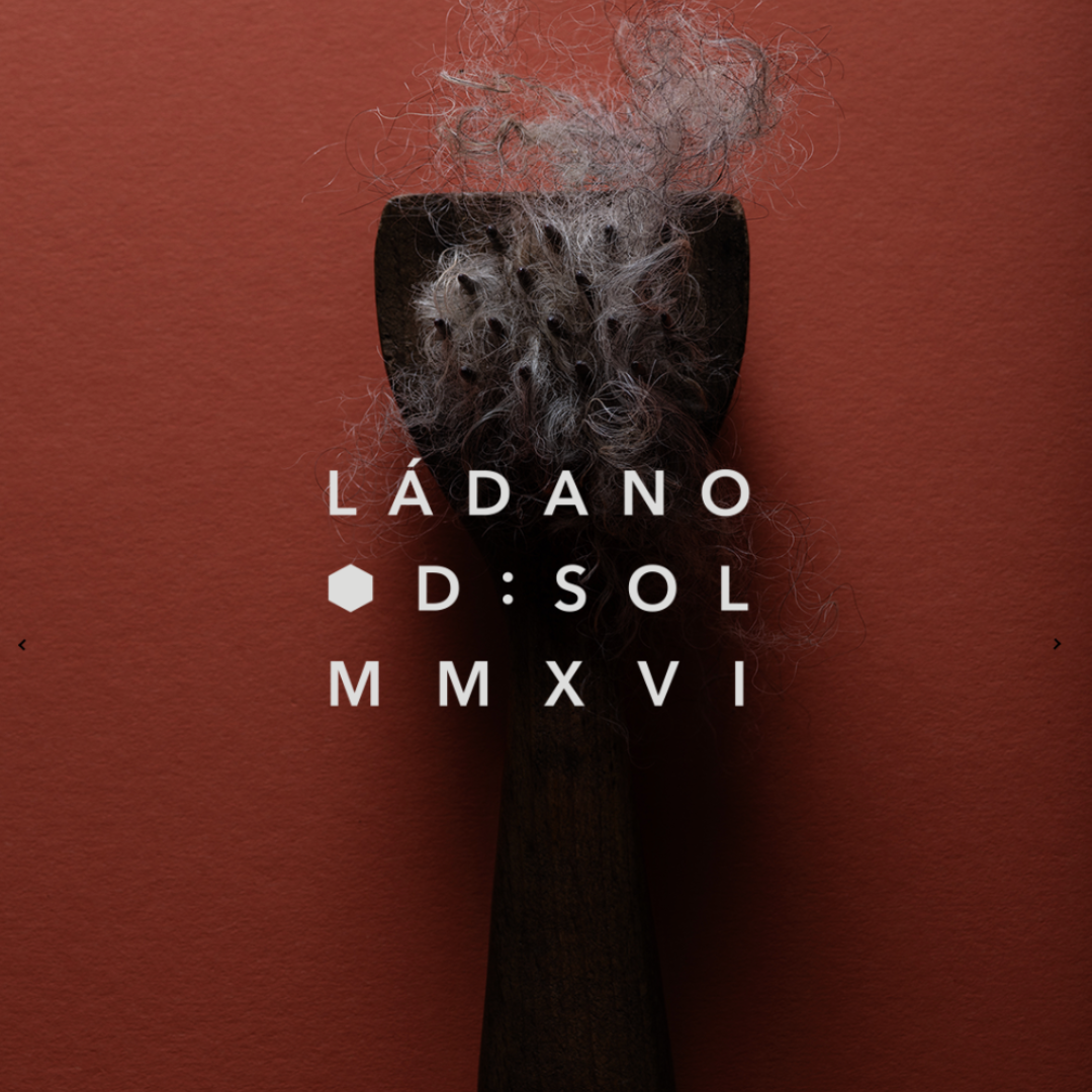 D:SOL MMXVI Ládano Eau de Parfum, künstlerische Moodaufnahme mit Holzwerkzeug und Wollfasern auf terrakottafarbenem Hintergrund, erhältlich bei scent amor.