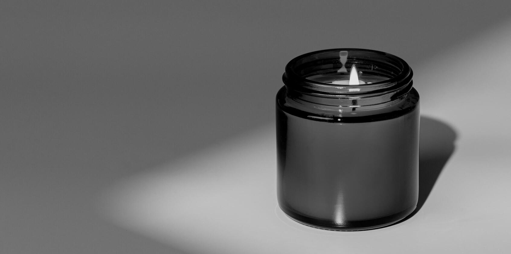 Ein brennende Duftkerze in Nahaufnahme.