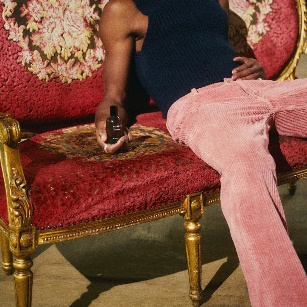 equality. - a child's mind - Eau de Parfum  Flakon auf rosa Couch