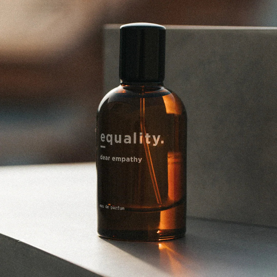 equality. - dear empathy - Eau de Parfum  vor Steinquader