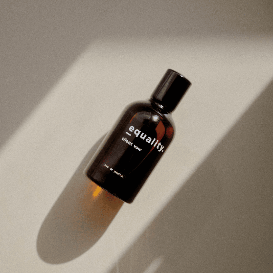equality. silent vow Eau de Parfum, ästhetisch inszenierter Flakon im Lichtspiel mit ruhiger, moderner Anmutung, erhältlich bei scent amor.