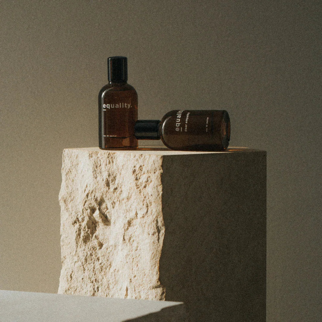 equality. - dear empathy - Eau de Parfum Flakon auf Stein