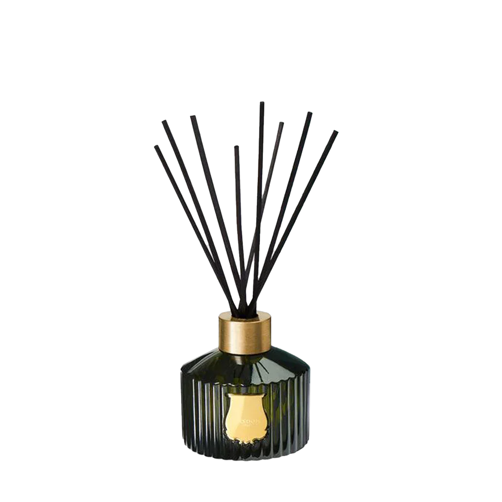 Diffuser mit geriffeltem, schwarzem Flakon und goldener Verzierungen. Enthält schwarze Duftstäbchen. Titel: ERNESTO - Diffuser. Anbieter: Trudon.