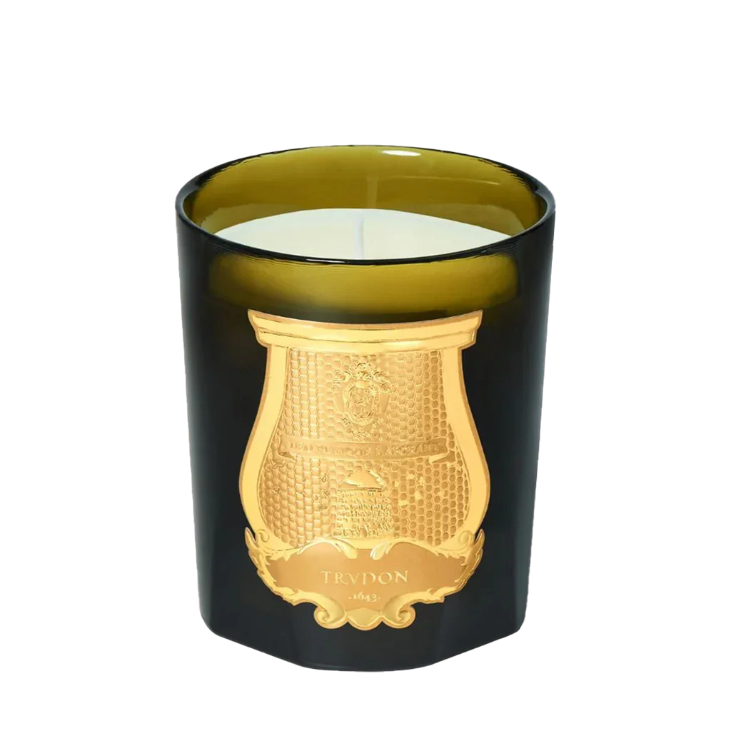 Duftkerze "ERNESTO" von Trudon, in einem dunkelgrünen Glas mit einem goldenen Wappen auf der Vorderseite.