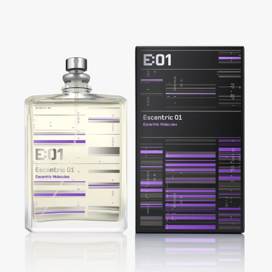 Escentric Molecules Escentric 01 Eau de Toilette mit Flakon und Verpackung, klares Design trifft auf dunkle Box mit violetten Akzenten, moderner Nischenduft, erhältlich bei scent amor.