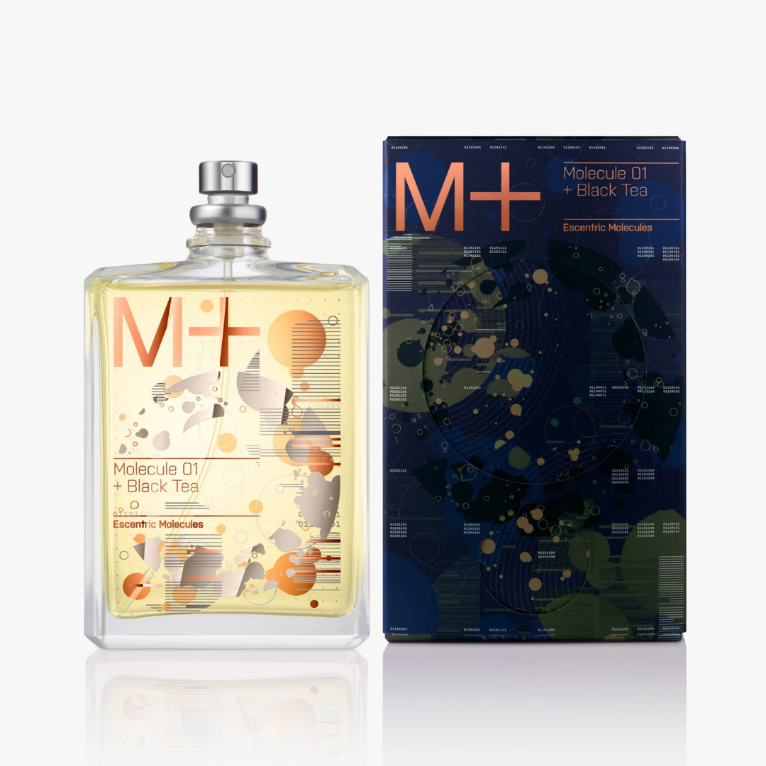 Escentric Molecules Molecule 01 + Black Tea Eau de Toilette mit Flakon und Verpackung, grafisches Design in warmen und dunklen Kontrasten, moderner Nischenduft, erhältlich bei scent amor.