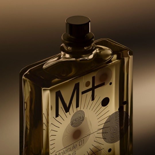 Escentric Molecules Molecule 01 + Cistus Eau de Toilette, Flakon im warmen Licht mit goldenen Reflexen und grafischem Design, elegant und atmosphärisch inszeniert, erhältlich bei scent amor.