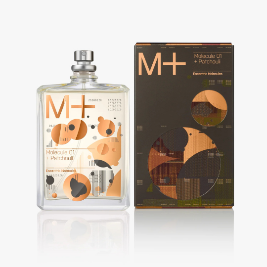 Escentric Molecules Molecule 01 + Patchouli Eau de Toilette mit Flakon und dunkler Verpackung, modernes Design trifft auf warme Patchouli-Note, erhältlich bei scent amor.