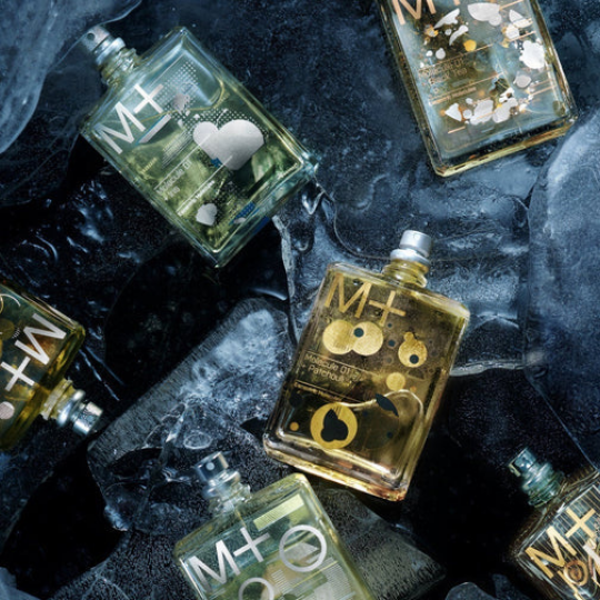 Escentric Molecules Molecule+ Kollektion Eau de Toilette, mehrere Flakons mit unterschiedlichen Duftvarianten auf Eis arrangiert, modernes und kühles Duftkonzept, erhältlich bei scent amor.