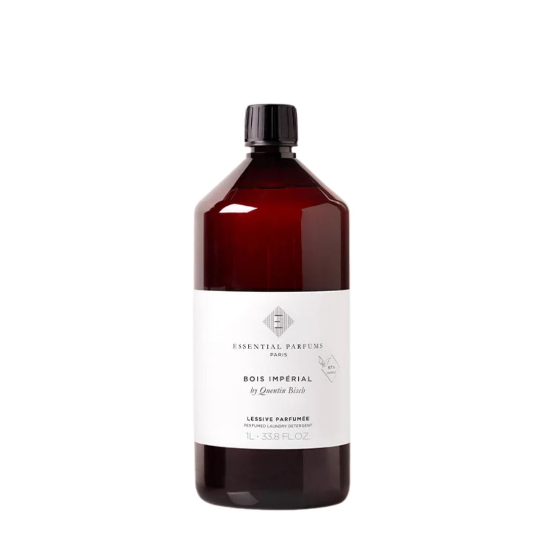 Essential Parfums Bois Impérial Laundry Detergent by Quentin Bisch, braune Flasche mit Pumpspender, minimalistisches Design für parfümiertes Waschmittel, erhältlich bei scent amor.