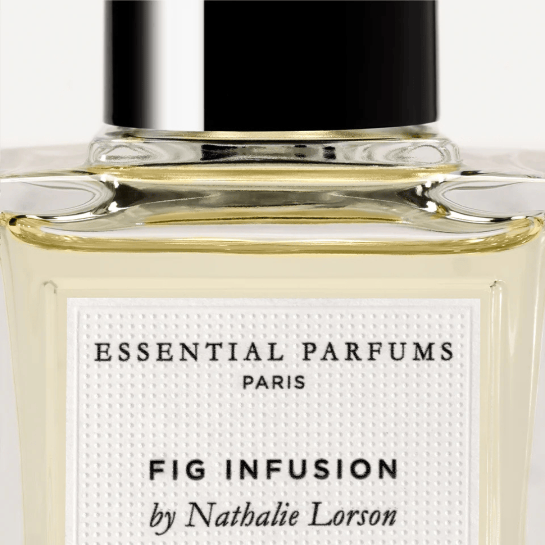 Essential Parfums Fig Infusion Eau de Parfum by Nathalie Lorson – Detailaufnahme des Labels am Flakon, elegante Veredelung bei scent amor