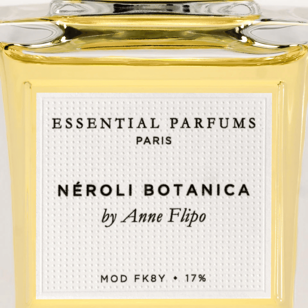 Essential Parfums Néroli Botanica Eau de Parfum by Anne Flipo – Detailaufnahme des Labels am Flakon, stilvolle Veredelung bei scent amor
