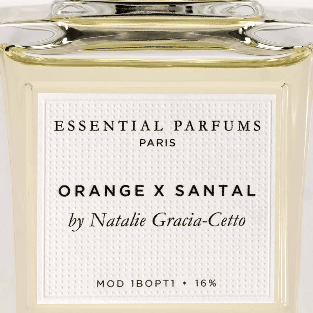 Essential Parfums Orange X Santal Eau de Parfum by Natalie Gracia-Cetto – Detailaufnahme des Labels am Flakon, stilvolle Veredelung bei scent amor