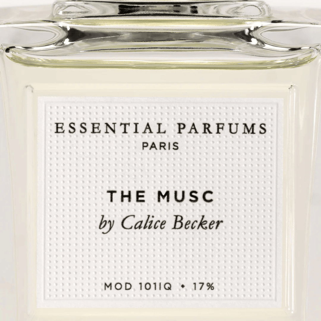 Essential Parfums The Musc Eau de Parfum by Calice Becker – Detailaufnahme des Labels am Flakon, stilvolle Veredelung bei scent amor