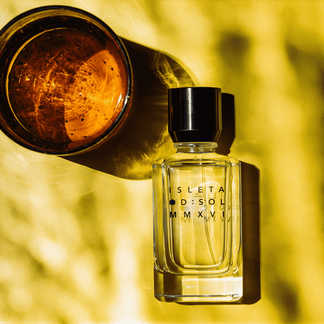Nischenparfum ISLETA von D:SOL auf gelbem Hintergrund