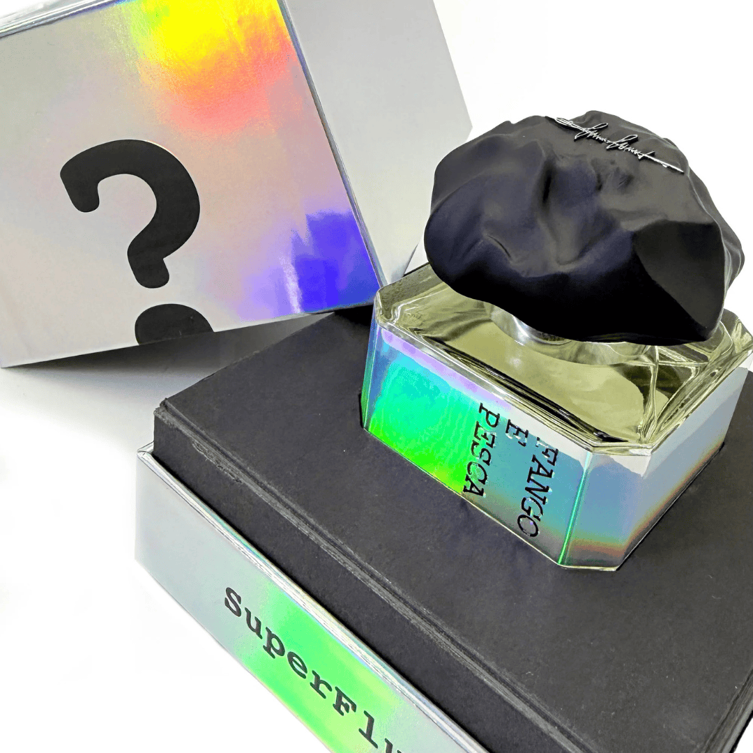 Filippo Sorcinelli Fango e Pesca Extrait de Parfum in geöffneter Box Detailaufnahme des kunstvoll gestalteten Flakons erhältlich bei scent amor