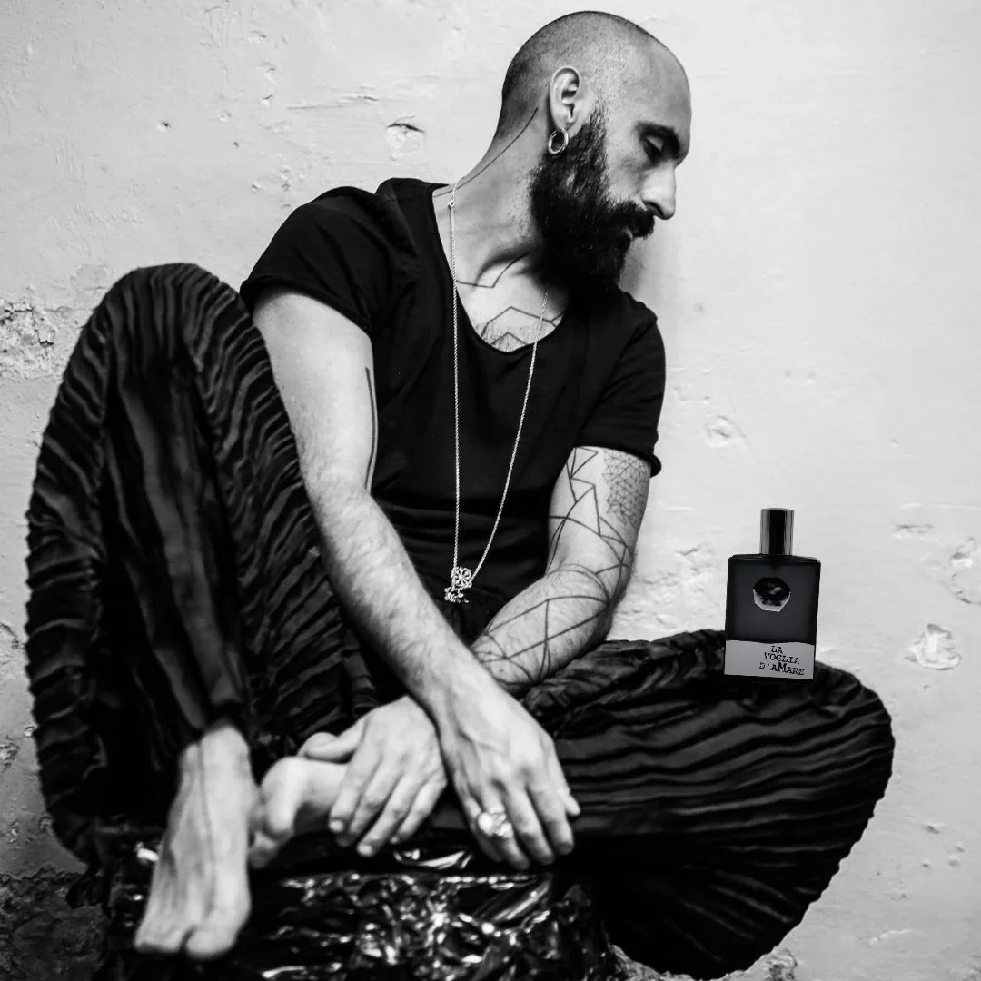 schwarz weiss fotografie von filippo sorcinelli mit dem flakon von dem extrait de parfum la voglia d'amare