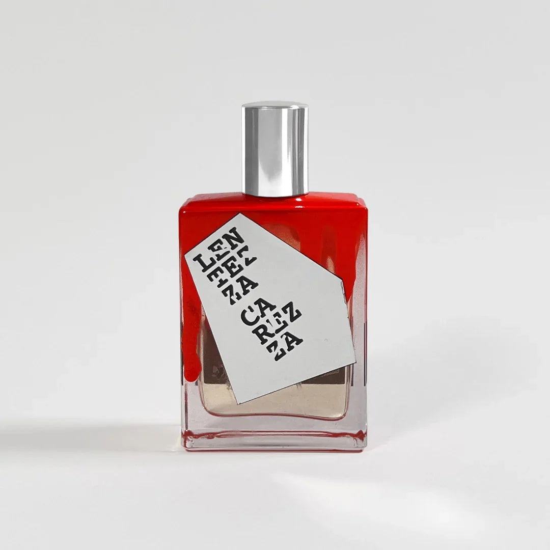 das extrait de parfum lentezza carezza von filippo sorcinelli im studio fotografiert
