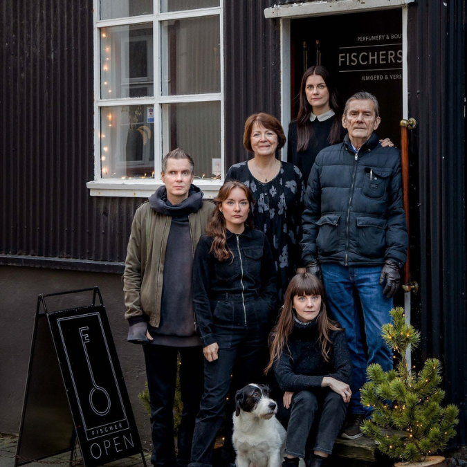 Fischersund Familie vor ihrem Store in Island, mehrere Personen gemeinsam mit Hund vor dem Eingang inszeniert, authentisch und persönlich dargestellt, erhältlich bei scent amor.