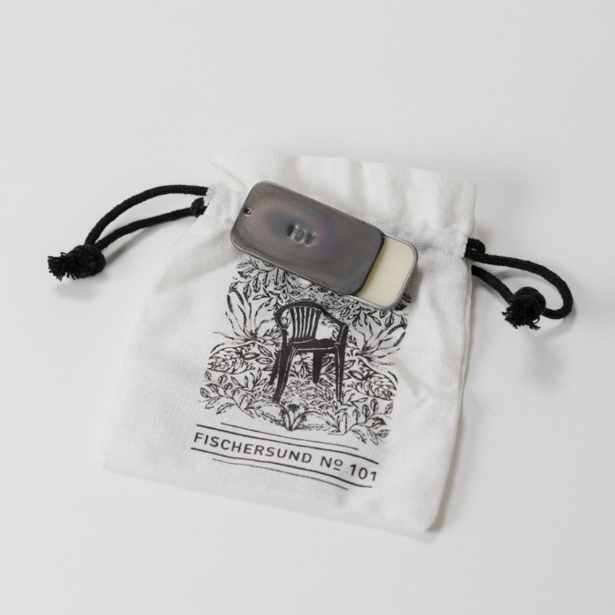 Fischersund No. 101 Solid Perfume, kompakter Duftflakon auf Stoffbeutel mit grafischem Motiv, schlicht und authentisch präsentiert, erhältlich bei scent amor.