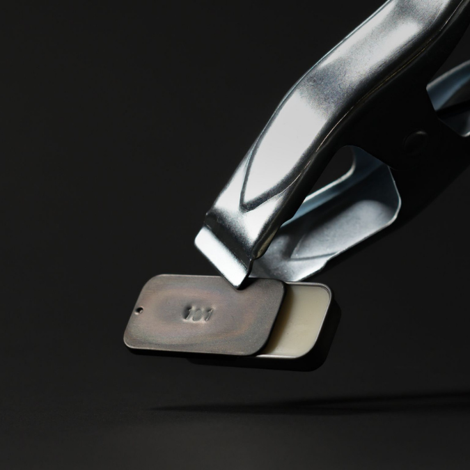 Fischersund No. 101 Solid Perfume, kompakter Duftflakon in Nahaufnahme mit mechanischem Element, technisch und puristisch inszeniert, erhältlich bei scent amor.