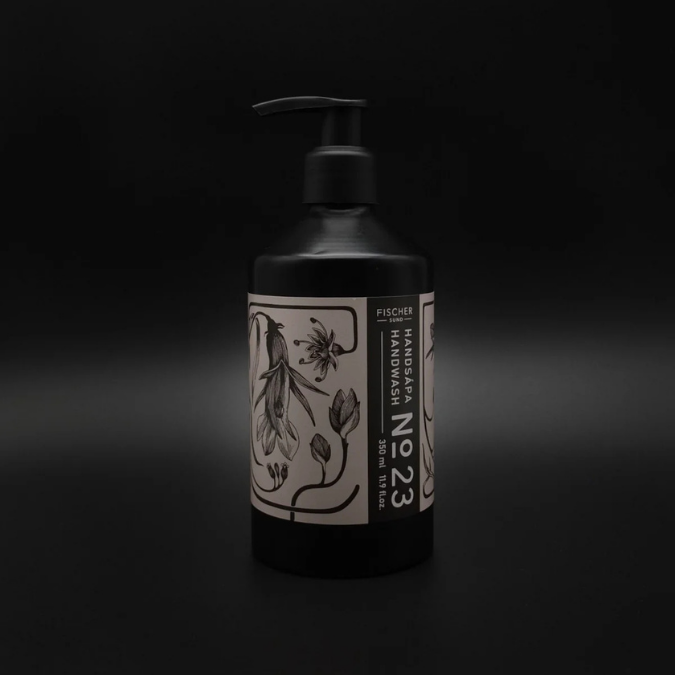 Fischersund No. 23 Hand Wash, schwarzer Flakon mit Pumpspender auf dunklem Hintergrund inszeniert, elegant und reduziert dargestellt, erhältlich bei scent amor.