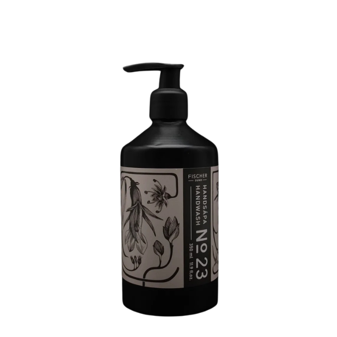Fischersund No. 23 Hand Wash, schwarzer Flakon mit Pumpspender und botanischem Etikett minimalistisch freigestellt, erhältlich bei scent amor.