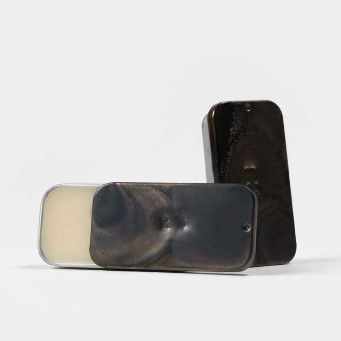 Fischersund No. 23 Solid Perfume, kompakter Duftflakon geöffnet und geschlossen nebeneinander, klare und reduzierte Produktinszenierung, erhältlich bei scent amor.