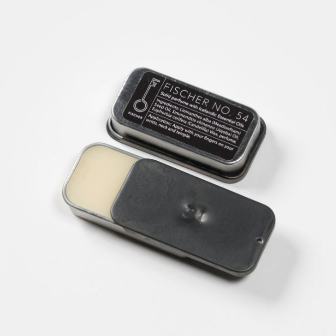 Fischersund No. 54 Solid Perfume, kompakter Duftflakon geöffnet mit sichtbarer Struktur und Verpackung, funktional und schlicht inszeniert, erhältlich bei scent amor.
