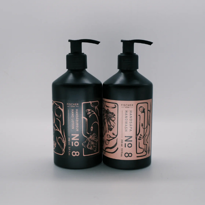 Fischersund No. 8 Hand Wash, zwei schwarze Flakons mit Pumpspender nebeneinander inszeniert, minimalistisch und modern präsentiert, erhältlich bei scent amor.