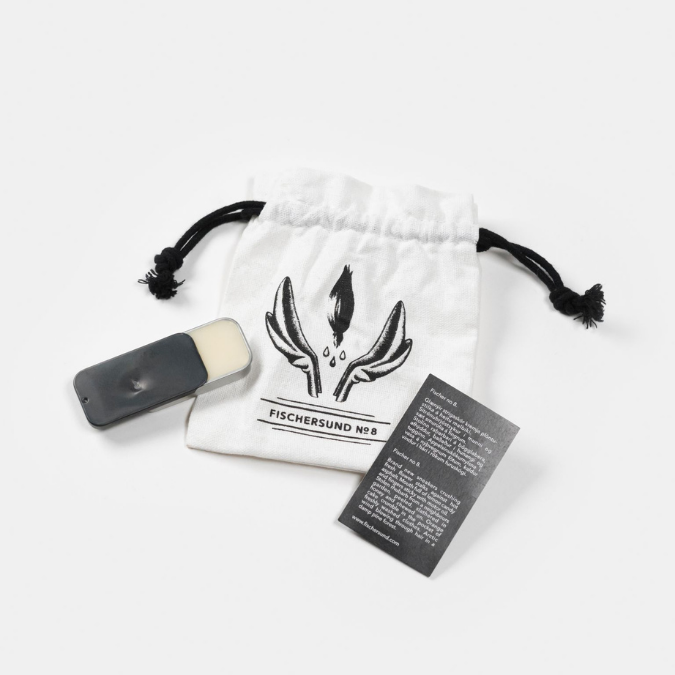 Fischersund No. 8 Solid Perfume, kompakter Duftflakon mit Stoffbeutel und Karte, natürlich und authentisch präsentiert, erhältlich bei scent amor.
