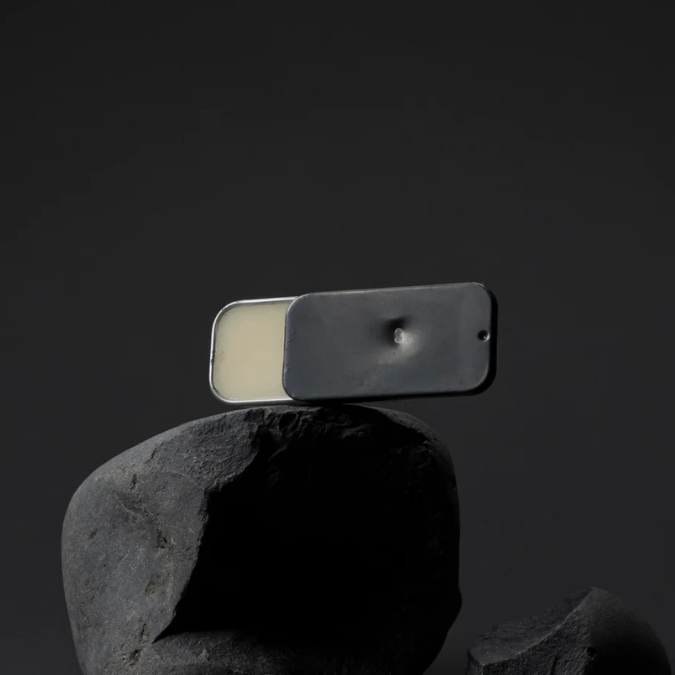 Fischersund No. 8 Solid Perfume, kompakter Duftflakon auf Stein inszeniert, dunkel und archaisch wirkend, erhältlich bei scent amor.