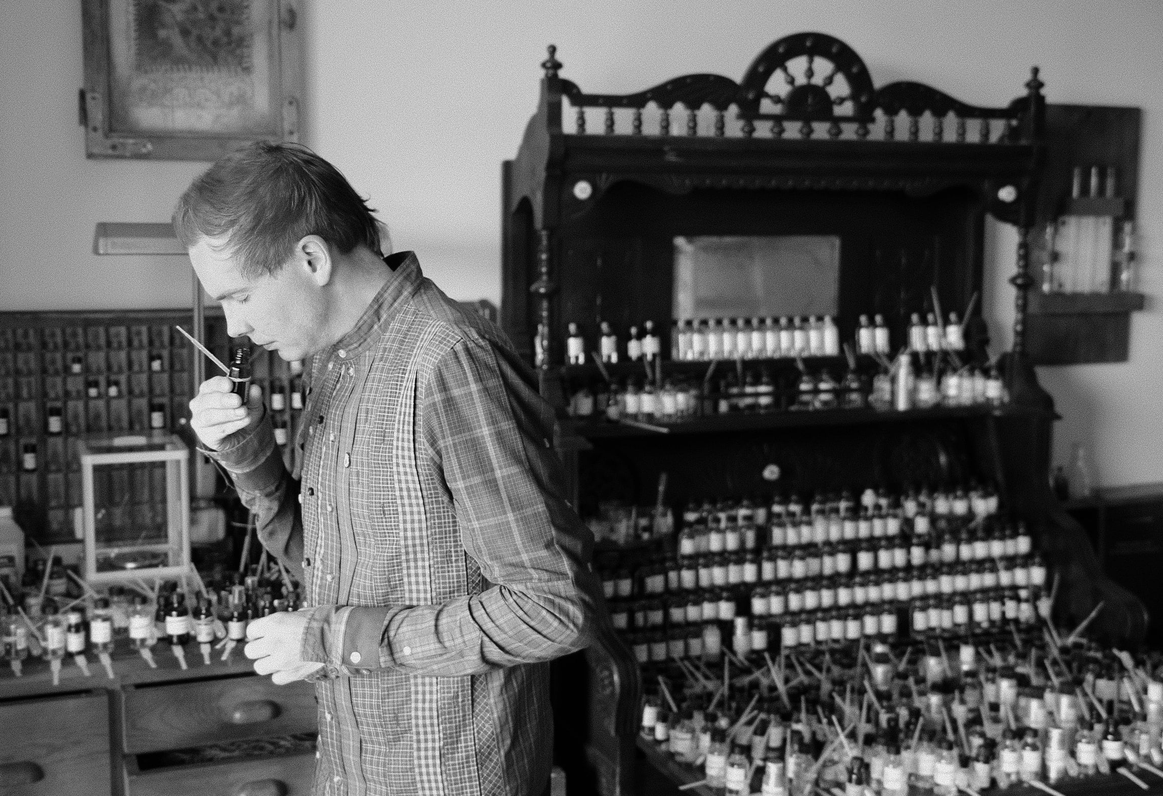 Der Fischersund Parfums Gründer Jonsi vor einem Regal mit Duftproben
