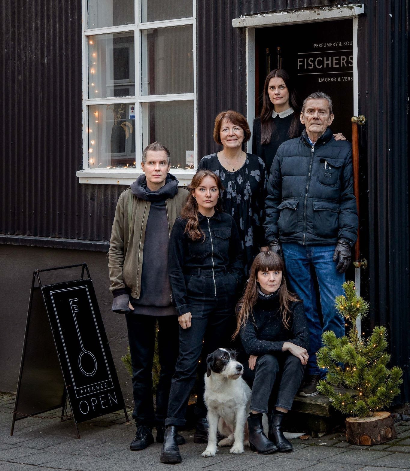 Fischersund Perfumery Familienfoto mit den Eltern und vier Kindern vor ihrem Geschäft in Reykjavik